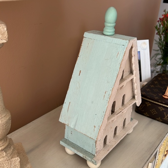 Rustic White Wooden Birdhouse very well made heavy duty wood and stained - Picture 3 of 6